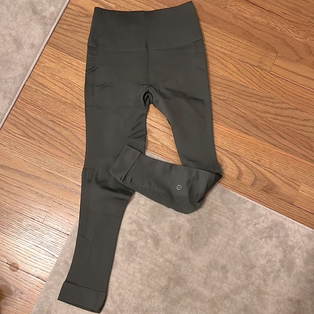 Lululemon high waisted Ebb & Flow crop *olive green*